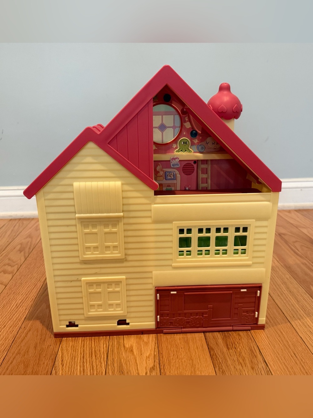 Bluey Ultimate Lights & Sounds Playhouse by Moose Toys furniture and characters